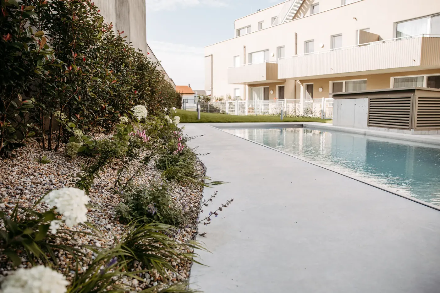 Bepflanzte Böschung entlang eines Pools
