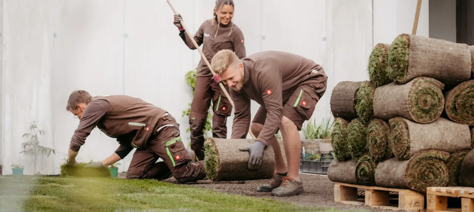 Das Team verlegt Rollrasen