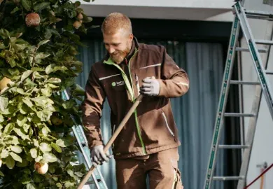 Mitarbeiter bei der Gartenpflege